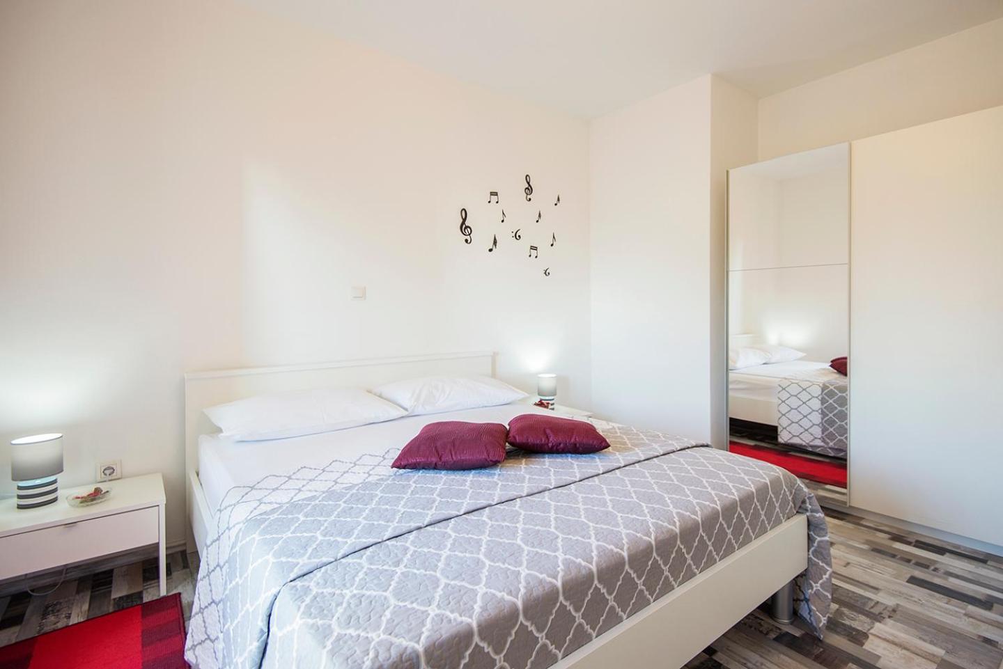 Apartments Cape Deluxe Ртина Екстериор снимка